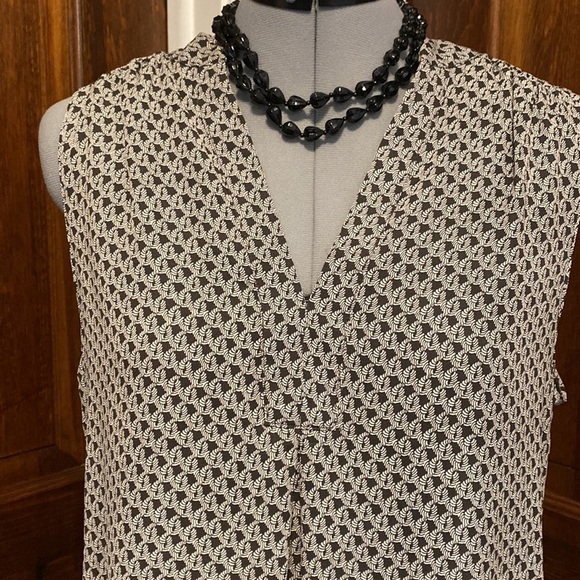 H & M V-Neck Sleeveless Dress - Picture 2 of 6